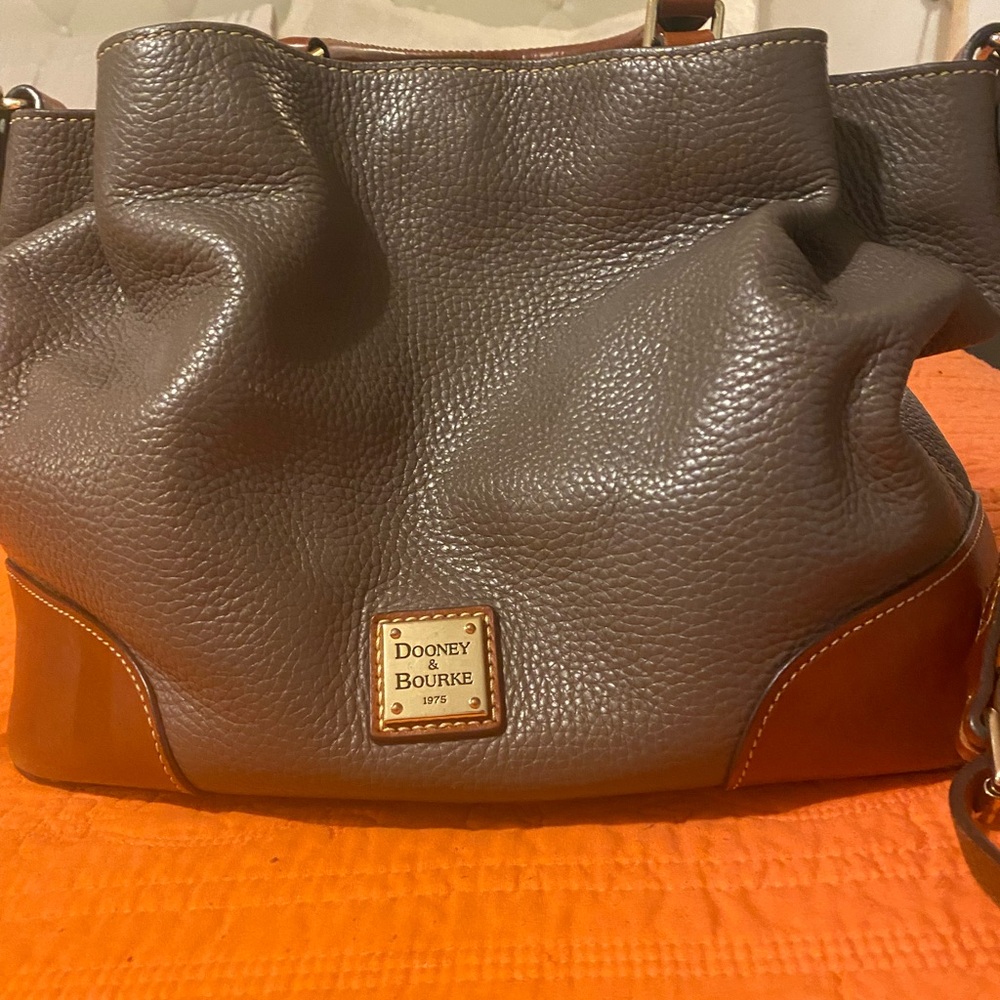 Dooney & Bourke green leather purse, authentic, excellent condition